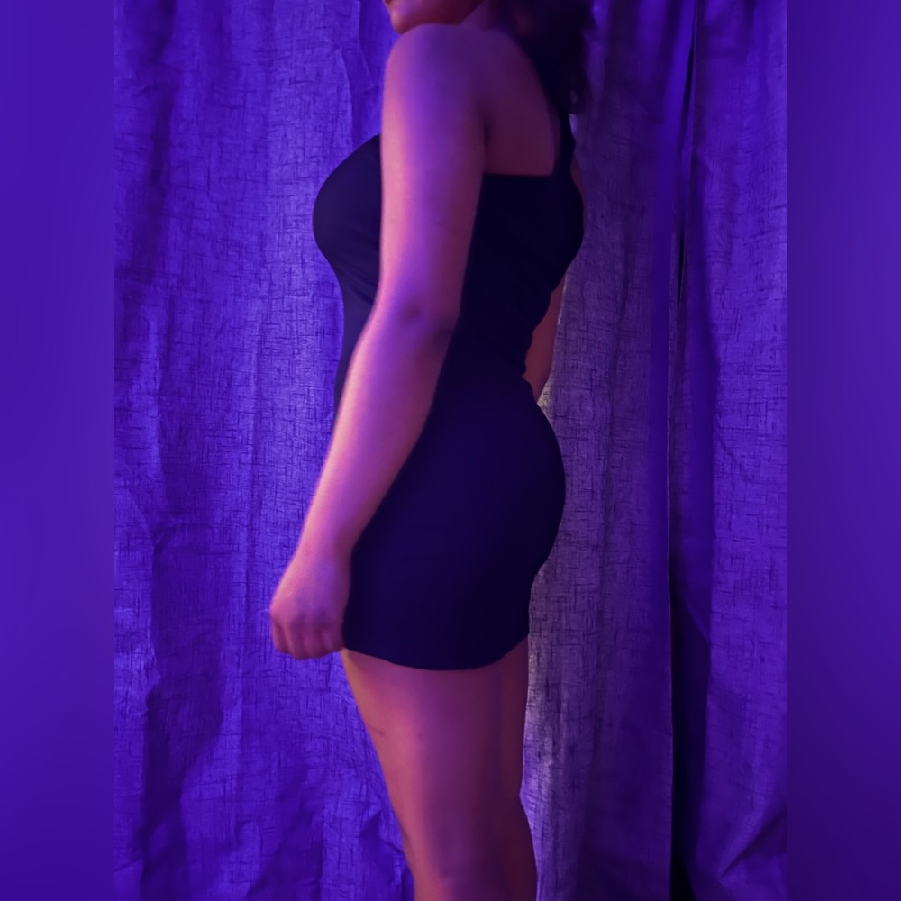 beautiful to the side dress . with a little flaw but perfect☺️